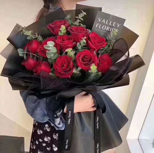 一束红玫瑰花真实图片