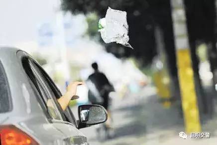 汽车向外抛物罚款多少
