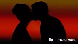 巨蟹男沉默疏离，暗示不再喜欢